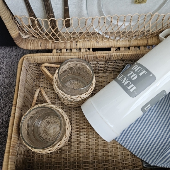 Vintage "Out to Lunch" Wicker Picnic Basket - Picture 4 of 10